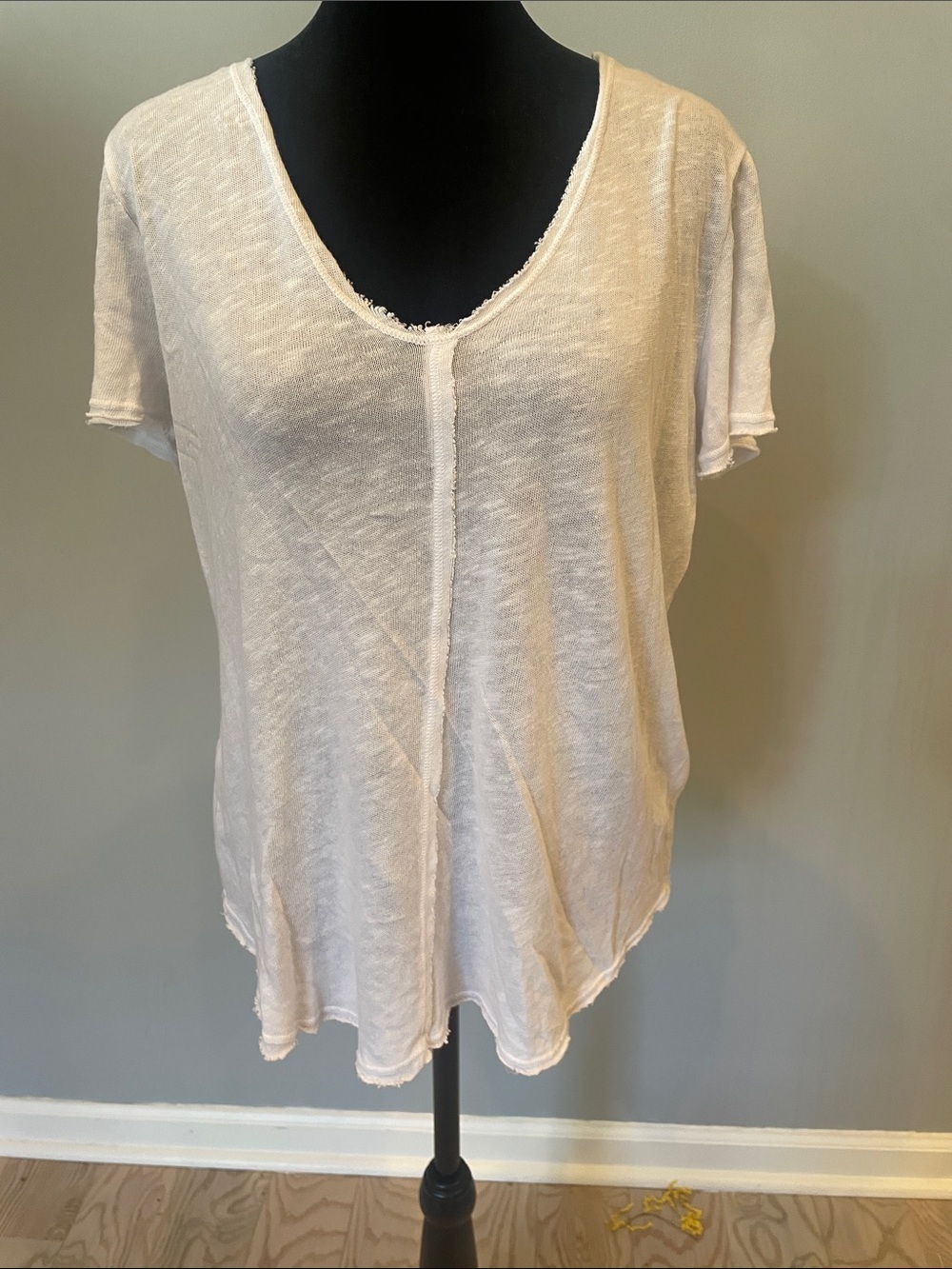 White Short Sleeve V-Neck Women's Top summer looks like new small
